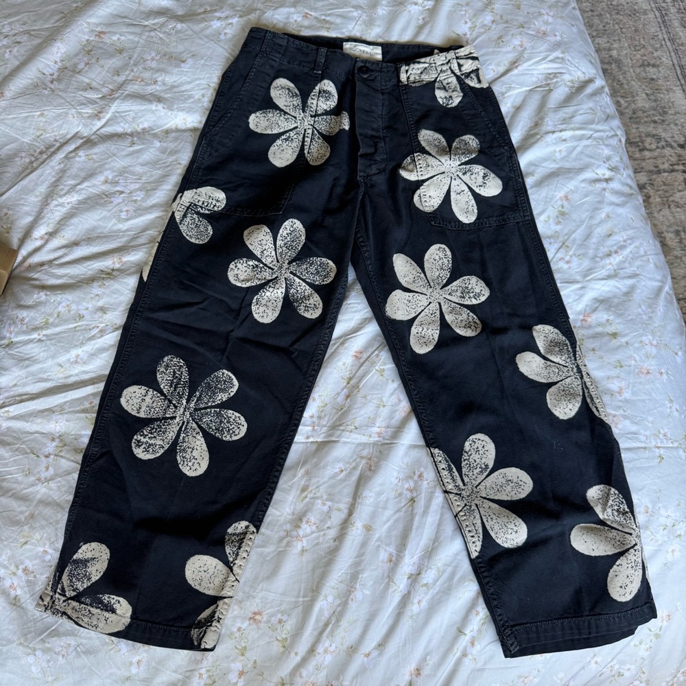 THE GREAT. Charcoal Daisy stamped army pant